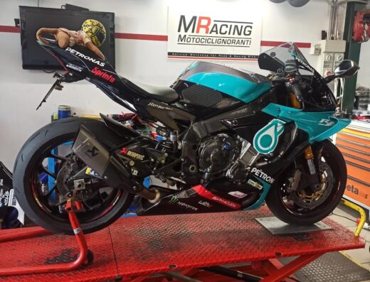 MRacing Motociclignoranti: Yamaha R1 Petronas su banco da lavoro, scarico Akrapovic, accessori Barracuda e Monster. Officina specializzata per moto da strada e pista.