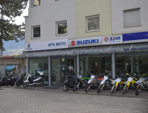 MTK Moto concessionaria moto: esposizione di motocicli e scooter Husqvarna, Suzuki e SYM. Vendita, assistenza e accessori per moto e scooter.