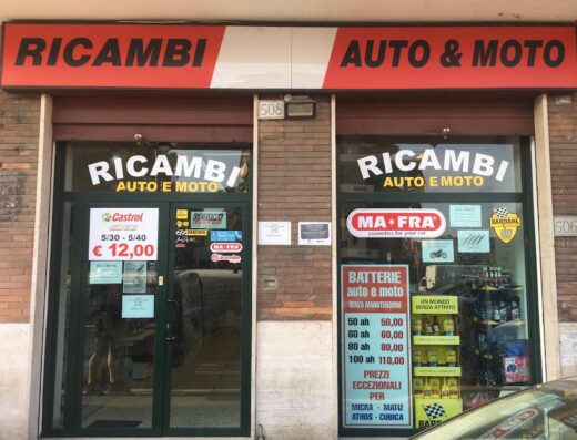 Negozio di ricambi auto e moto MTR: vetrina con esposizione di batterie, lubrificanti, accessori e prodotti per la cura dei veicoli.