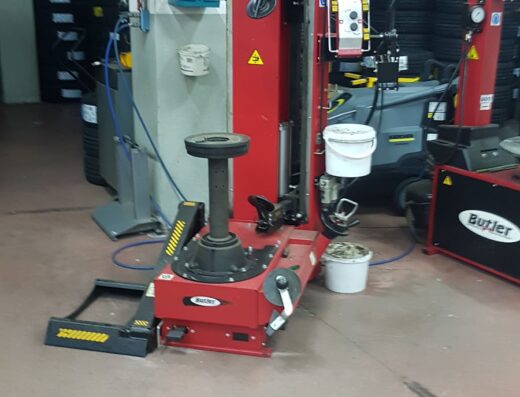 Macchinario professionale per la sostituzione e riparazione di pneumatici moto presso Mura Gomme, officina specializzata in servizi per motociclisti.