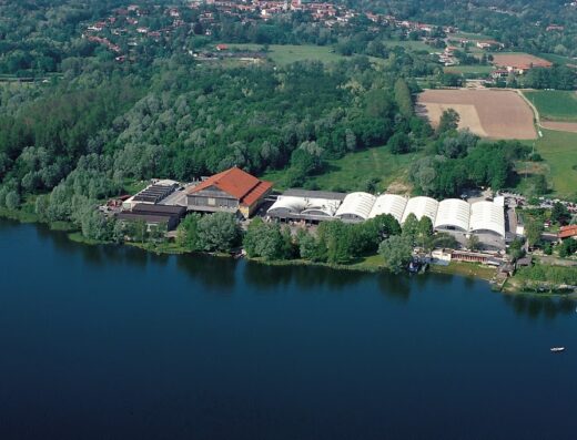 Vista aerea di MV Agusta Motor Spa sul Lago di Varese, Italia, con stabilimenti, foreste e campagna circostante. Luogo di produzione moto.