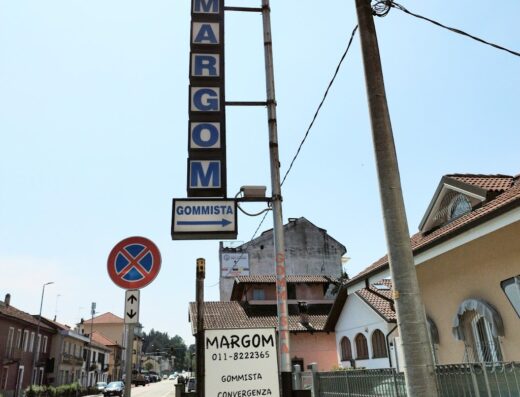 Insegna stradale di MARGOM S.N.C., gommista specializzato in servizi per moto e auto: riparazione pneumatici, convergenza, assistenza clienti e ricarica climatizzatori. Pneumatici e accessori per la tua moto.