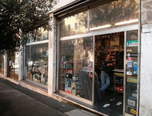 Negozio di ricambi auto e moto Nemocar srl: esposizione di accessori, caschi e ricambi per motocicli e auto.