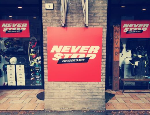 Negozio Never Stop a Pesaro, specializzato in accessori e abbigliamento moto. Caschi, giacche e protezioni per motociclisti.