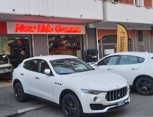 New Lido Gomme BestDrive: officina specializzata nella vendita e riparazione di pneumatici con auto in attesa di servizi di manutenzione.
