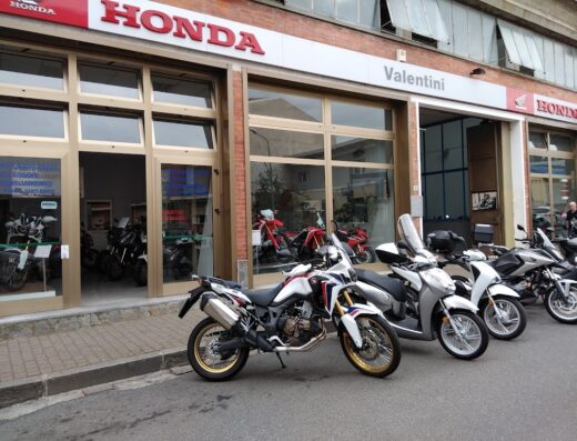 Concessionaria Valentini Auto Moto Srl: esposizione di moto e scooter Honda, vendita accessori e ricambi originali, servizio assistenza e riparazione.