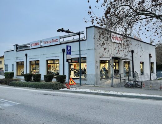 Nuova Venezia Moto S.R.L., concessionaria Yamaha. Vetrina espositiva con moto Yamaha, parcheggio e ingresso accessibile. Servizi di vendita e assistenza moto a Venezia.