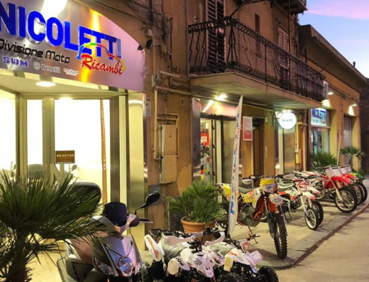 Nicoletti Moto: negozio di moto e ricambi con esposizione di scooter, quad e moto da cross. Vendita, accessori e assistenza per motociclisti.