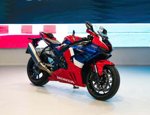 Ninfio Motori S.r.l.: Dettaglio di una moto Honda CBR1000RR-R Fireblade SP, modello sportivo da corsa con livrea rossa, bianca e blu, esposta in concessionaria.