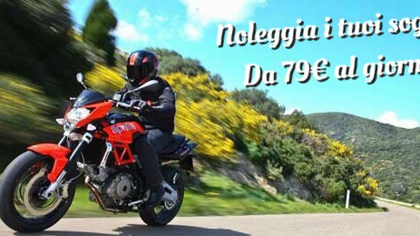 Noleggio moto Perugia: uomo in sella a una moto Aprilia rossa su strada panoramica. Offerta speciale da 79€ al giorno.