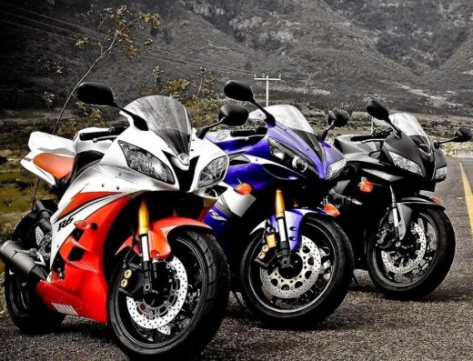 Tre motociclette sportive parcheggiate su strada di montagna per esami nolo moto e test drive, modelli Yamaha R6 e Honda CBR, accessori e ricambi moto.