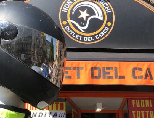 Casco moto nero in esposizione davanti al negozio Non Solo Caschi - Outlet del Casco, accessori per motociclisti e vendita caschi.