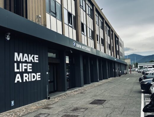 Nova Moto, concessionaria BMW Motorrad a Firenze. L'immagine mostra la facciata dell'edificio con il logo BMW Motorrad e lo slogan "Make Life a Ride". Disponibili moto, accessori e servizi.