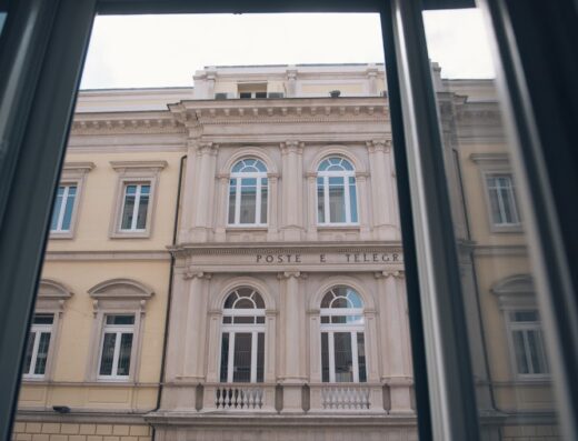 Vista dalla finestra del Novecento B&B a Campobasso, Italia, con scorcio del palazzo storico delle Poste e Telegrafi.