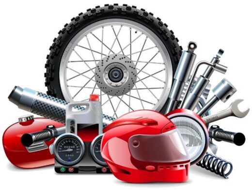 Ricambi moto: primo piano di ruota, casco rosso, serbatoio, olio motore e altri accessori per la manutenzione e riparazione della moto