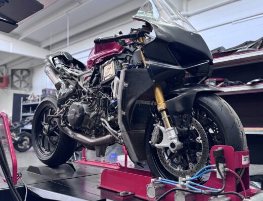 Officina della Moto: Banco prova per riprogrammazione centraline moto. Immagine di una moto sportiva su banco prova, preparazione per la riprogrammazione della centralina.