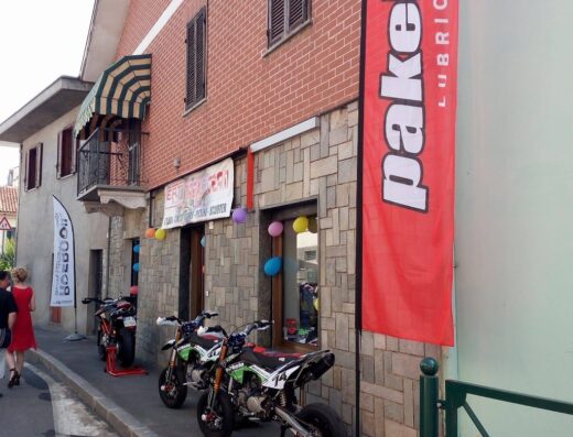 Officina E.R.T., centro autorizzato per sospensioni Ohlins, Andreani e Bitubo, specializzato in vendita, riparazione e personalizzazioni di moto. Esposizione di moto e banner Pakelo Lubricants.