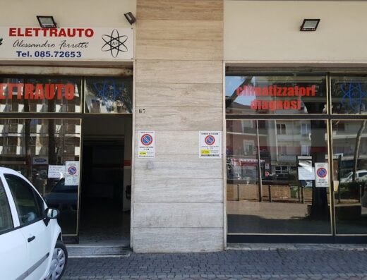 Officina Elettrauto Ferretti Alessandro: Facciata dell'officina con insegna "Elettrauto", servizi di climatizzazione e diagnosi auto, auto parcheggiata di fronte.