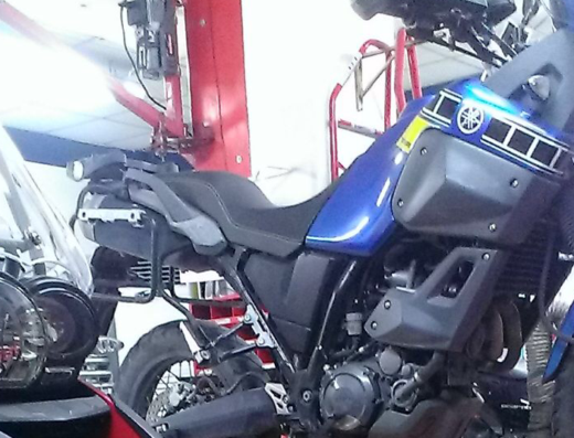 Dettaglio di una moto Yamaha Ténéré blu presso Officina Freeway s.n.c., specializzata in riparazioni e accessori per moto da viaggio e avventura.