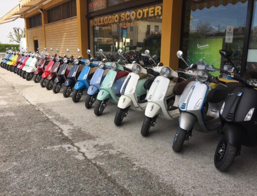 Flotta di scooter colorati in esposizione presso Officina M.Z. di Zenobi Luigino, ideale per il noleggio e il turismo su due ruote.