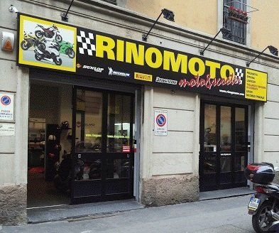 Rinomoto, officina moto e scooter a Milano Centro. Servizi di riparazione, vendita accessori e ricambi per motocicli. Pneumatici Dunlop, Michelin e Pirelli.