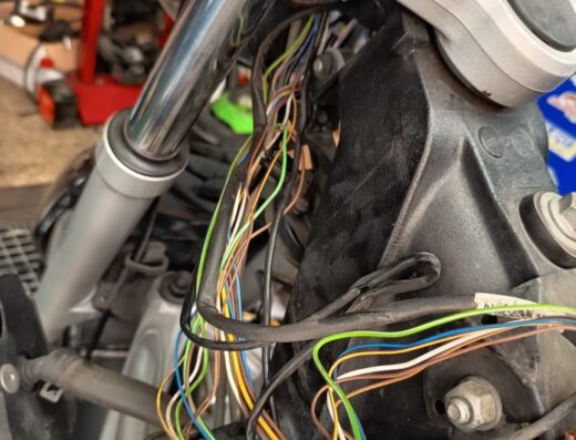 Dettaglio del cablaggio elettrico di una moto presso l'Officina Tecno Scooter a Lecce. Riparazione e manutenzione professionale di motocicli.