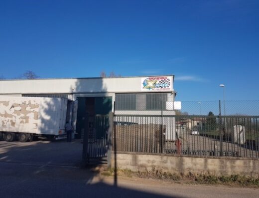Officina X Moto: vista esterna dell'officina con camion parcheggiato. Servizi di riparazione e personalizzazione moto.