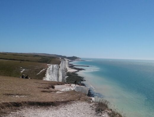 Scogliera bianca a picco sul mare turchese, costa frastagliata, Ogliastra Viaggi e Fabry Travel offrono tour in moto e accessori per un viaggio avventura