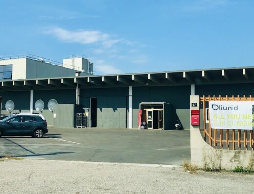 Foto del negozio Oliunìd a Vicenza. L'immagine mostra la facciata del negozio con un'insegna che recita "Oliunìd ALL YOU NEED FOR CLIMBING" e un'area di parcheggio.