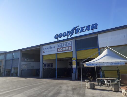 Oliva Gomme e Service di Marolda Antonio, centro SuperService Goodyear per la manutenzione di moto e scooter, vendita accessori e pneumatici.