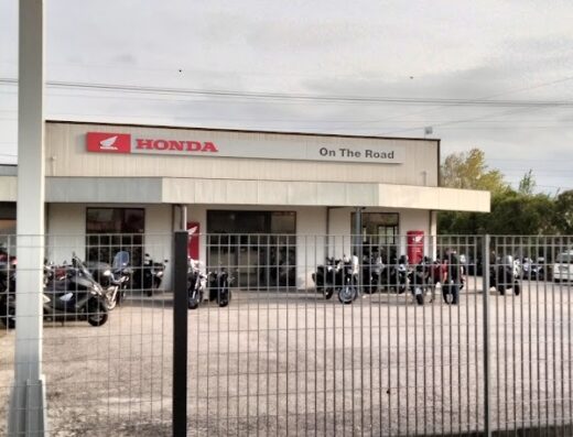Concessionaria Honda "On The Road" con diverse moto esposte, vendita, accessori e servizi per motociclisti.