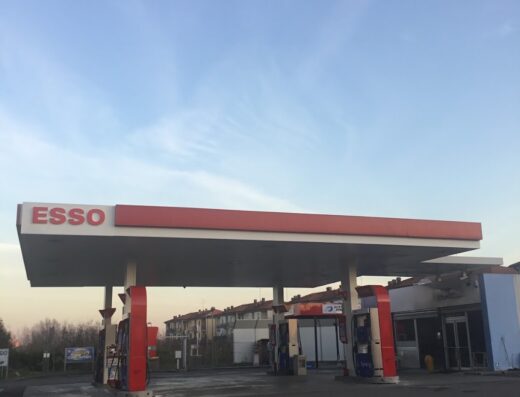 Stazione di servizio Esso con autolavaggio e bar, ideale per motociclisti in viaggio che necessitano di rifornimento e servizi.