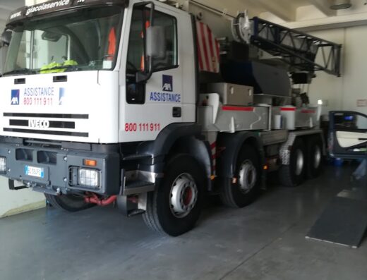 Camion Iveco di assistenza stradale di Ora Multiservizi Srl - Giacoia Service con numero di telefono 800 111 911, specializzato in servizi di soccorso stradale e assistenza veicoli.