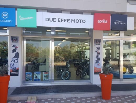 Foto dell'ingresso di Outletmotostore, concessionario moto con marchi Piaggio, Vespa, Aprilia e Moto Guzzi, vendita moto nuove e usate, accessori e abbigliamento per motociclisti.