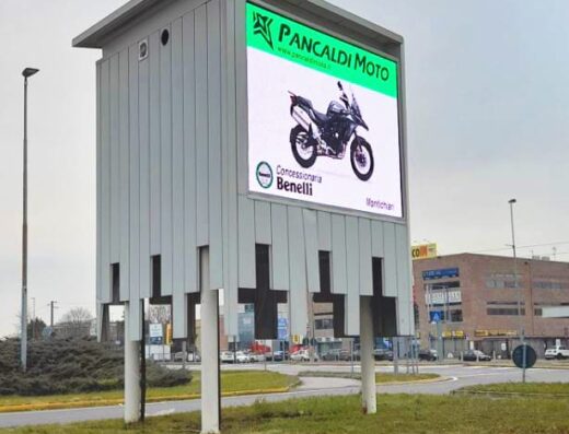 Cartellone pubblicitario di Pancaldi Moto Srl, concessionaria Benelli, con una moto adventure esposta a Montichiari. Servizi di vendita e assistenza moto.