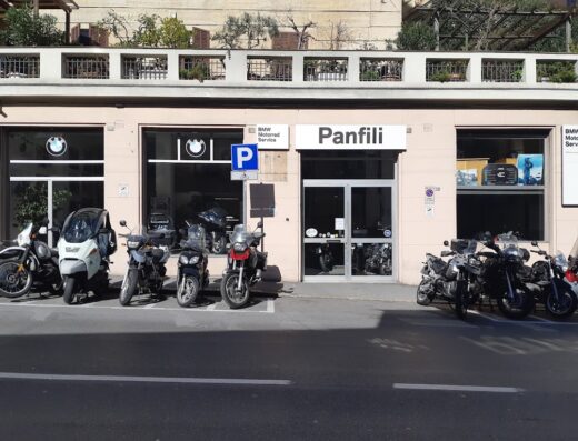 Panfili Massimo Officina Bmw Motorrad: diverse motociclette BMW parcheggiate di fronte all'officina, servizio e riparazione moto.