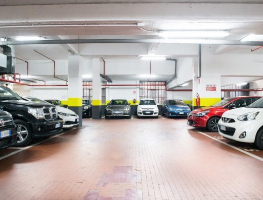 Parcheggio sotterraneo nel centro di Torino con diverse auto parcheggiate, servizio di sosta auto comodo e sicuro.