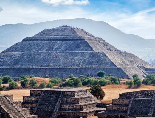 Piramide del Sole a Teotihuacan, Messico, con visitatori che salgono i gradini, esempio di destinazione per Pasini Viaggi Parma