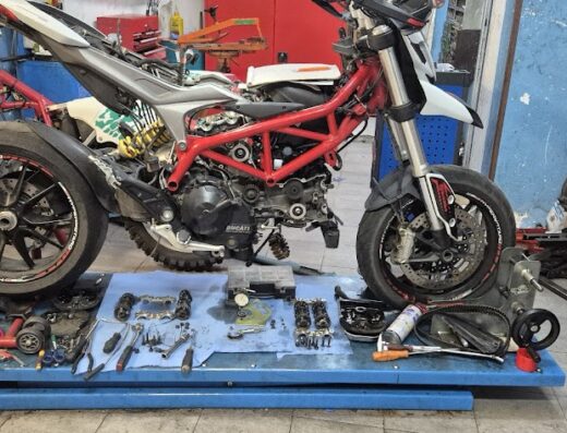 Officina di Passaniti Francesco: moto Ducati smontata su banco da lavoro con attrezzi, focus sulla manutenzione e riparazione moto