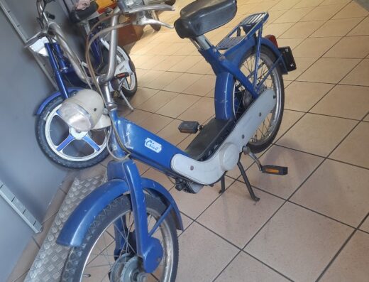 Passione Moto: Ciao Piaggio blu, ciclomotore d'epoca per appassionati, esposto in negozio. Ricambi e accessori disponibili.