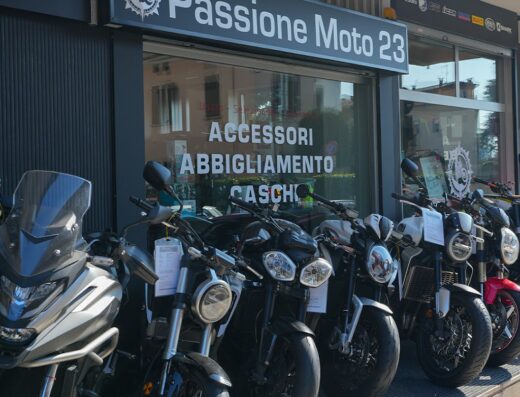 Esposizione di moto nuove e accessori presso Passione Moto 23, rivenditore specializzato in abbigliamento e caschi per motociclisti.