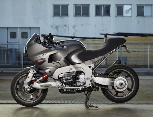 Moto custom grigia di Passione Moto Srl, con dettagli tecnici in vista, ideale per appassionati di meccanica e personalizzazione moto.