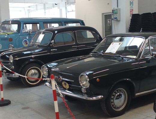 Auto d'epoca in esposizione a Pescara Fiere, con veicoli classici italiani, per appassionati di motori e collezionisti.