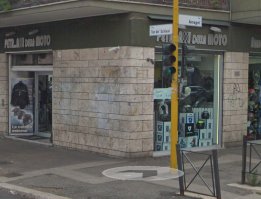 Petrassi Della Moto negozio di abbigliamento e accessori per motociclisti, caschi, giacche e protezioni a Roma, situato all'angolo tra via Anagni e via Tor de' Schiavi