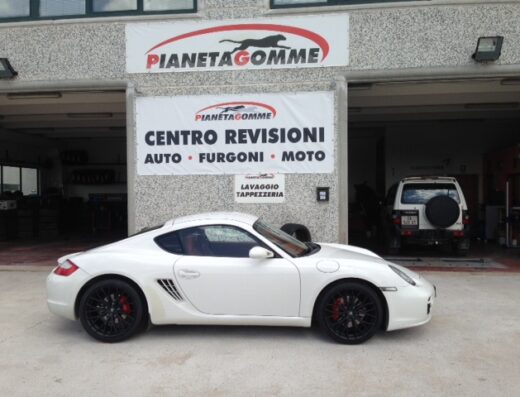 Pianeta Gomme Srl: un'auto bianca sportiva parcheggiata di fronte al centro revisioni auto, furgoni e moto, con servizio di lavaggio tappezzeria