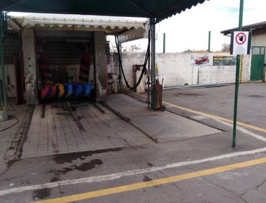 Impianto autolavaggio per moto con tendone verde. Servizi di pulizia e manutenzione Picar per motociclisti e appassionati di viaggi su due ruote.