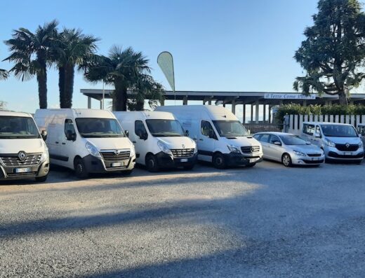 Flotta di furgoni e auto a noleggio per tour e viaggi nelle Langhe e Roero, Piemonte, ideale per esplorare la regione in libertà.