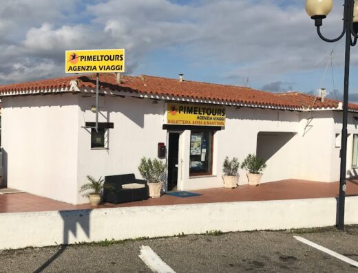 Pimeltours Agenzia Viaggi: esterno dell'agenzia con insegne, ideale per pianificare viaggi e tour in moto e trovare accessori.