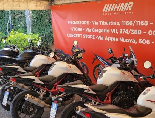 Esposizione di moto Honda presso HMR Honda Moto Roma, megastore con sedi in Via Tiburtina, Via Gregorio VII e Via Appia Nuova. Diverse moto in mostra, ideali per pista e strada.