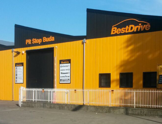 Pit Stop Buda: officina di riparazione moto e vendita accessori. Specializzati in pneumatici Continental, Barum, Goodyear e Pirelli.